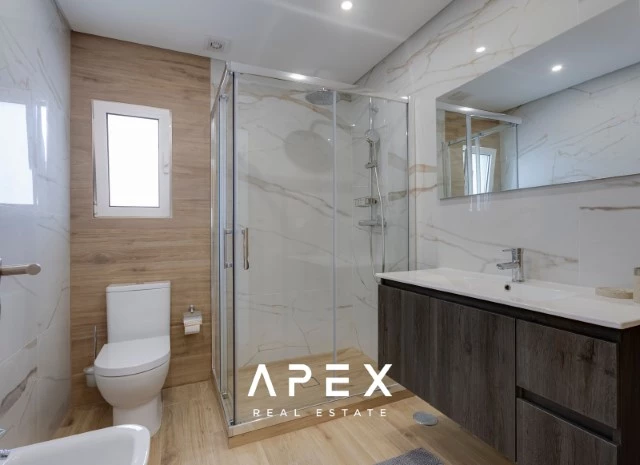 Luxury Living in Vale do Lobo: Exquisite 2-Bedroom Apartment to rent from 1st June 2025