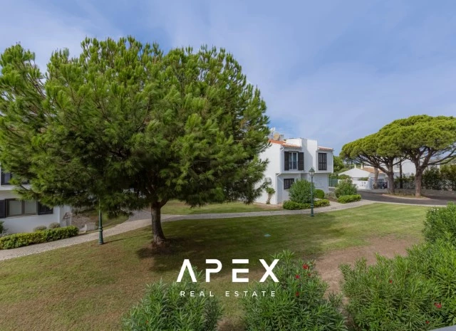 Luxury Living in Vale do Lobo: Exquisite 2-Bedroom Apartment to rent from 1st June 2025