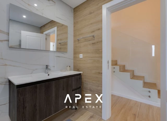 Luxury Living in Vale do Lobo: Exquisite 2-Bedroom Apartment to rent from 1st June 2025
