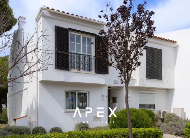Luxury Living in Vale do Lobo: Exquisite 2-Bedroom Apartment to rent from 1st June 2025