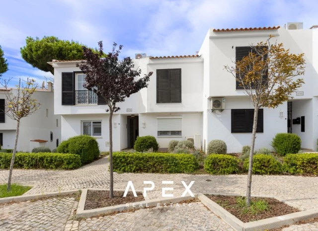 Luxury Living in Vale do Lobo: Exquisite 2-Bedroom Apartment to rent from 1st June 2025