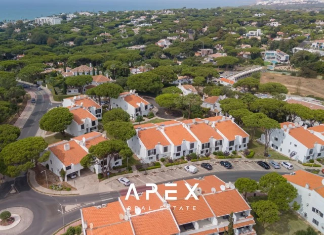 Luxury Living in Vale do Lobo: Exquisite 2-Bedroom Apartment to rent from 1st June 2025