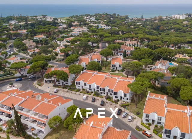Luxury Living in Vale do Lobo: Exquisite 2-Bedroom Apartment to rent from 1st June 2025