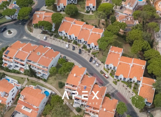 Luxury Living in Vale do Lobo: Exquisite 2-Bedroom Apartment to rent from 1st June 2025