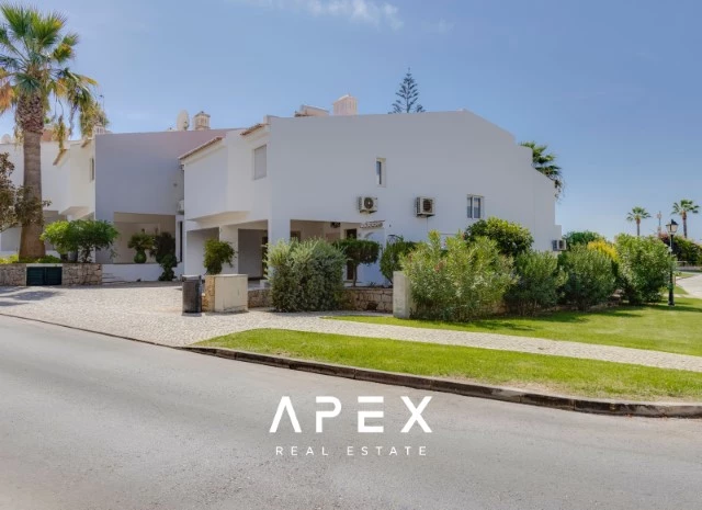 Luxury Living in Vale do Lobo: Exquisite 2-Bedroom Apartment to rent from 1st June 2025