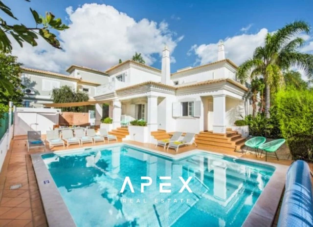 Four-Bedroom Family Villa with Private Swimming Pool / 5-minute drive from Praia do Evaristo and Praia da Galé