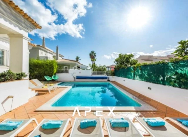 Four-Bedroom Family Villa with Private Swimming Pool / 5-minute drive from Praia do Evaristo and Praia da Galé