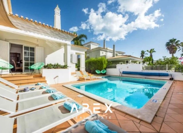 Four-Bedroom Family Villa with Private Swimming Pool / 5-minute drive from Praia do Evaristo and Praia da Galé