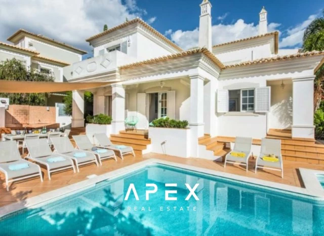 Four-Bedroom Family Villa with Private Swimming Pool / 5-minute drive from Praia do Evaristo and Praia da Galé
