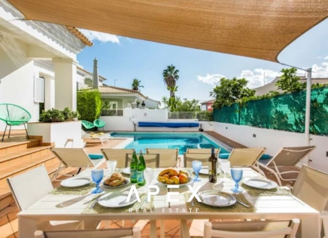 Four-Bedroom Family Villa with Private Swimming Pool / 5-minute drive from Praia do Evaristo and Praia da Galé