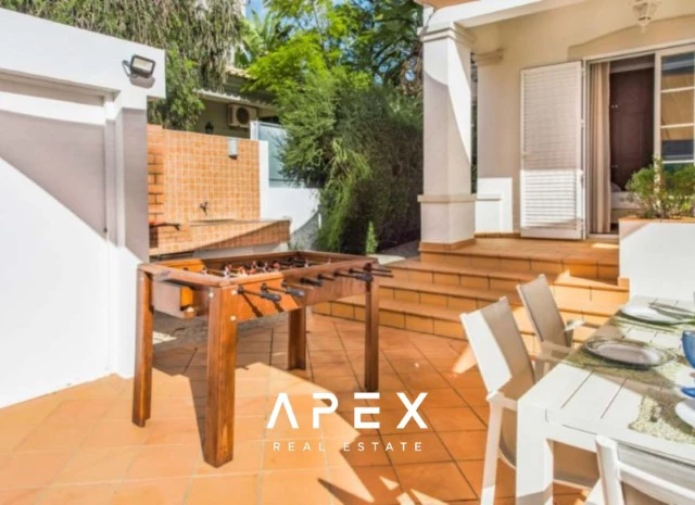 Four-Bedroom Family Villa with Private Swimming Pool / 5-minute drive from Praia do Evaristo and Praia da Galé