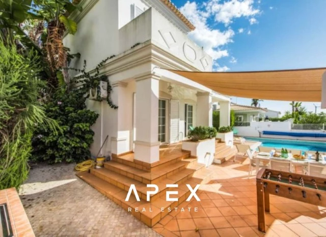 Four-Bedroom Family Villa with Private Swimming Pool / 5-minute drive from Praia do Evaristo and Praia da Galé