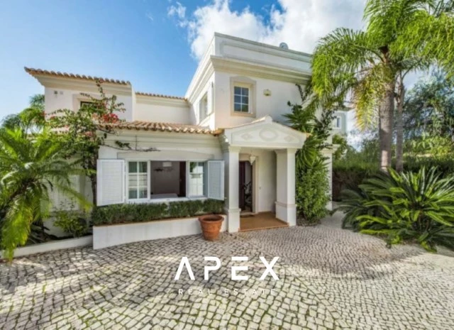 Four-Bedroom Family Villa with Private Swimming Pool / 5-minute drive from Praia do Evaristo and Praia da Galé