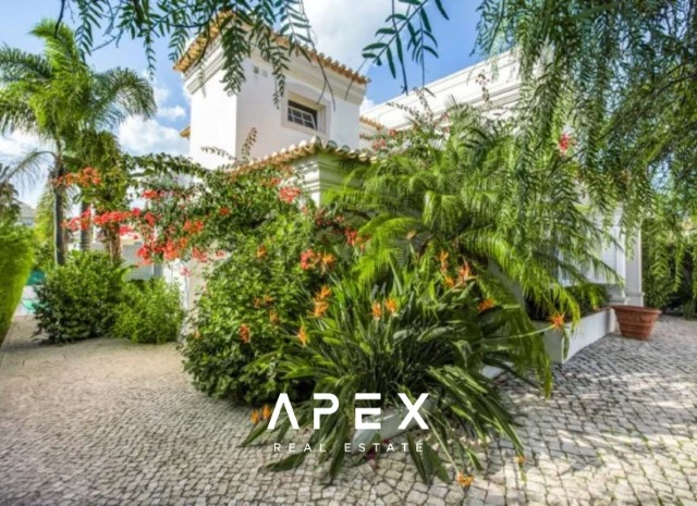 Four-Bedroom Family Villa with Private Swimming Pool / 5-minute drive from Praia do Evaristo and Praia da Galé