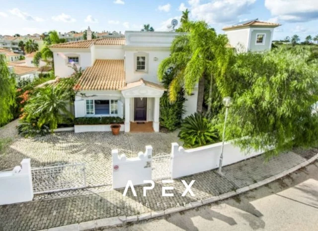 Four-Bedroom Family Villa with Private Swimming Pool / 5-minute drive from Praia do Evaristo and Praia da Galé