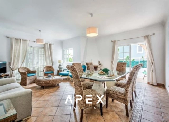 Four-Bedroom Family Villa with Private Swimming Pool / 5-minute drive from Praia do Evaristo and Praia da Galé