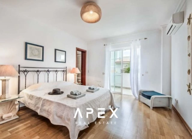 Four-Bedroom Family Villa with Private Swimming Pool / 5-minute drive from Praia do Evaristo and Praia da Galé