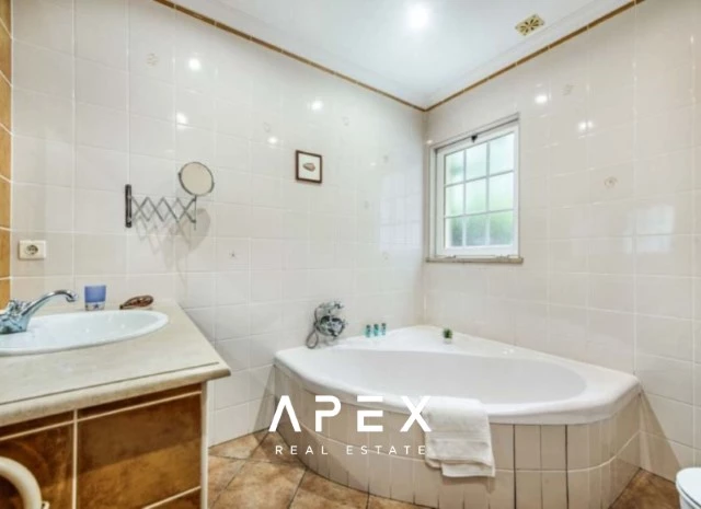 Four-Bedroom Family Villa with Private Swimming Pool / 5-minute drive from Praia do Evaristo and Praia da Galé