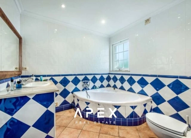 Four-Bedroom Family Villa with Private Swimming Pool / 5-minute drive from Praia do Evaristo and Praia da Galé