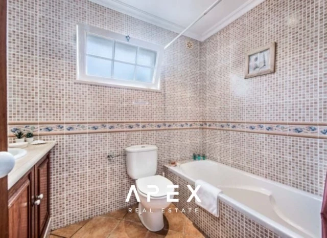 Four-Bedroom Family Villa with Private Swimming Pool / 5-minute drive from Praia do Evaristo and Praia da Galé