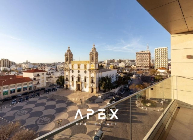 Luxurious Two-Bedroom Apartment with Stunning Views