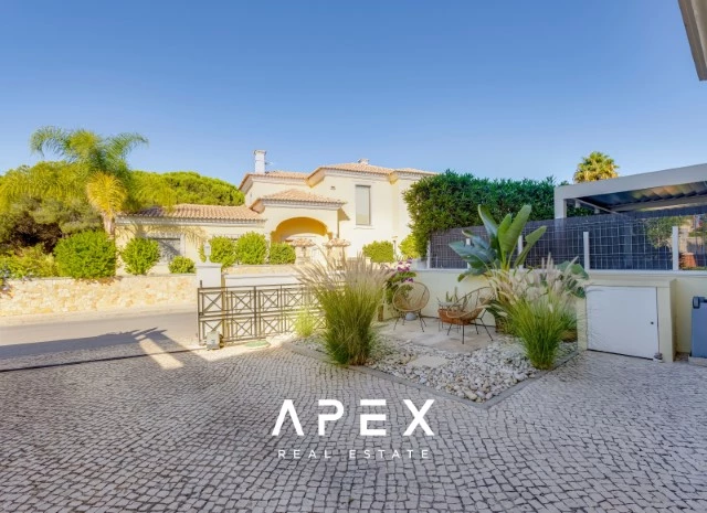 Beautiful Three-Bedroom Townhouse in The Village Development Near Vale do Lobo