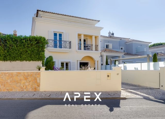Beautiful Three-Bedroom Townhouse in The Village Development Near Vale do Lobo