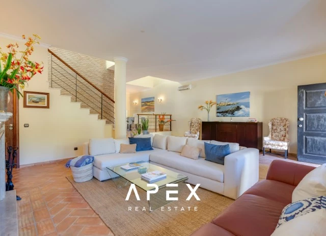Beautiful Three-Bedroom Townhouse in The Village Development Near Vale do Lobo