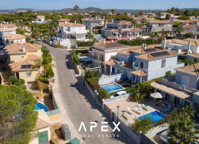 Beautiful Three-Bedroom Townhouse in The Village Development Near Vale do Lobo