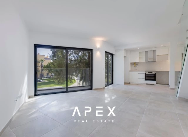 Four bedroom Townhouse in central Faro near school and walking distance to shops and restaurants