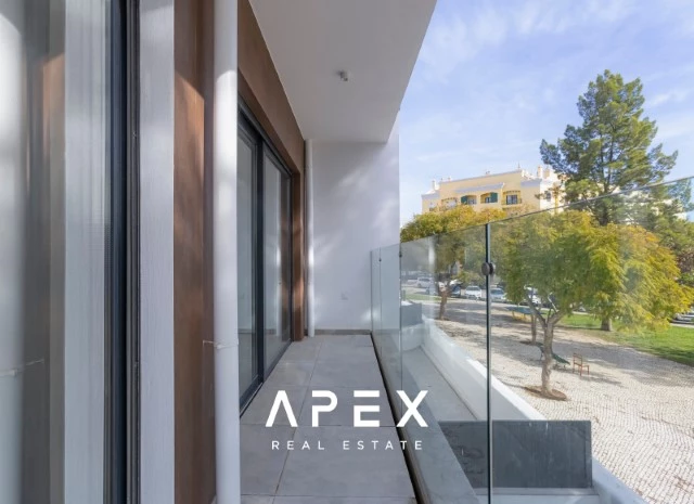 Four bedroom Townhouse in central Faro near school and walking distance to shops and restaurants