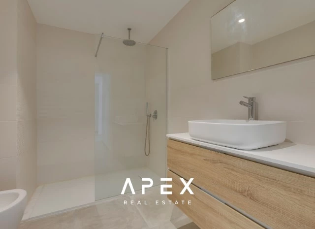 Four bedroom Townhouse in central Faro near school and walking distance to shops and restaurants