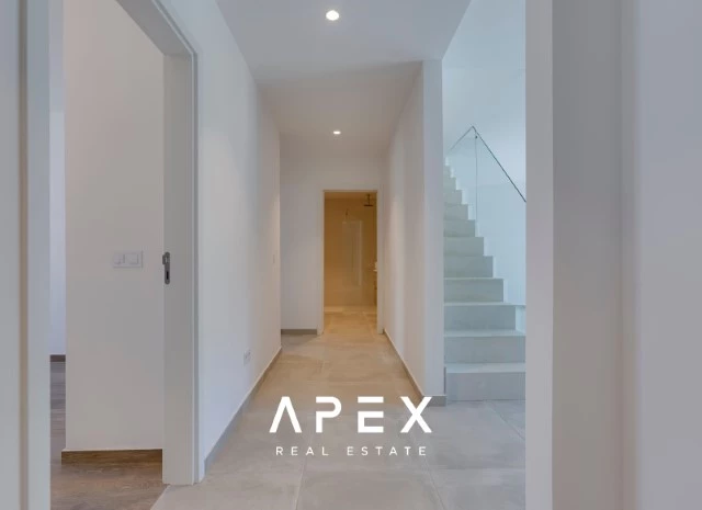 Four bedroom Townhouse in central Faro near school and walking distance to shops and restaurants