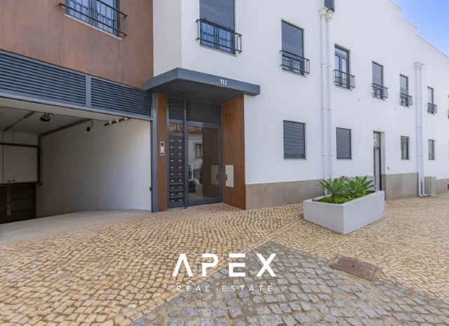 Four bedroom Townhouse in central Faro near school and walking distance to shops and restaurants