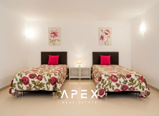 Four Bedroom Town house in the Crest