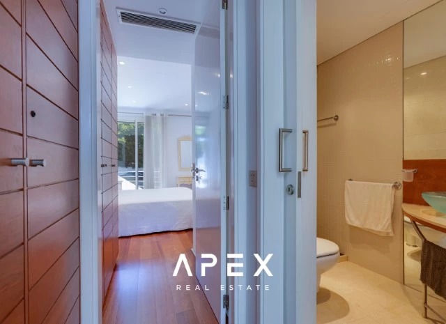 Two Bedroom Apartment with Hot Tub on the Roof | 200m walking distance to the beach
