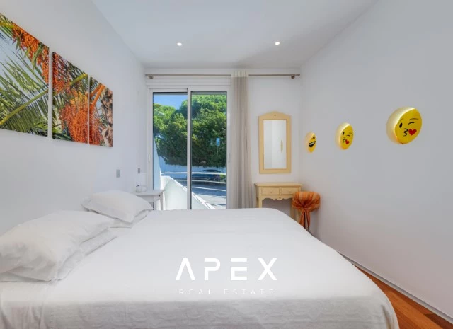 Two Bedroom Apartment with Hot Tub on the Roof | 200m walking distance to the beach