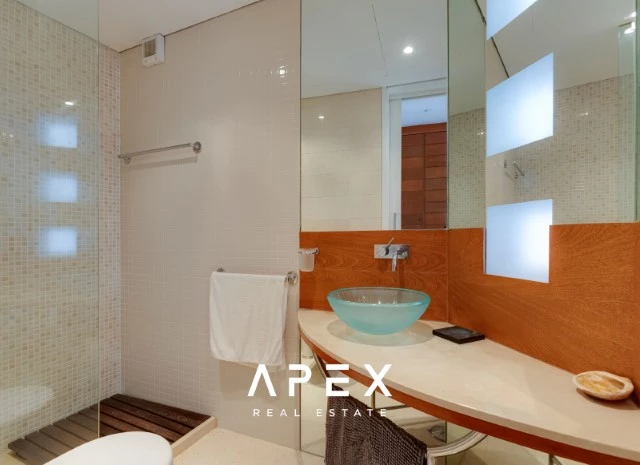 Two Bedroom Apartment with Hot Tub on the Roof | 200m walking distance to the beach