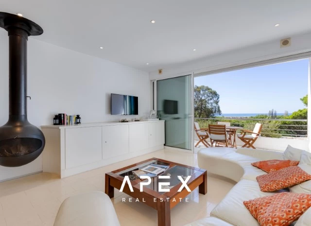 Two Bedroom Apartment with Hot Tub on the Roof | 200m walking distance to the beach
