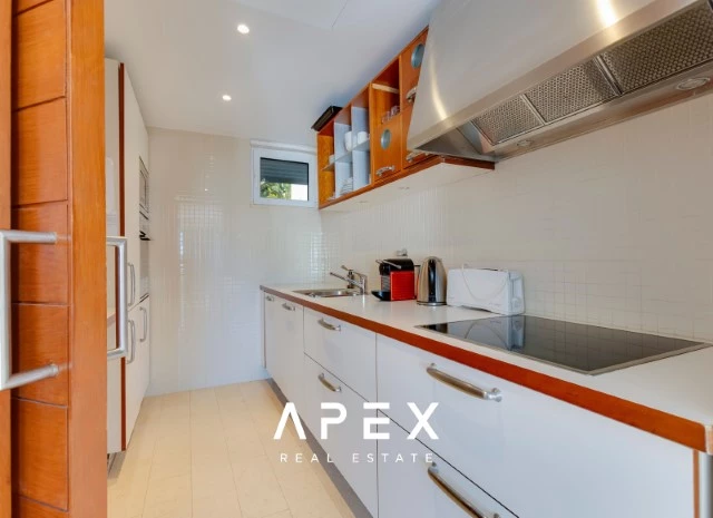 Two Bedroom Apartment with Hot Tub on the Roof | 200m walking distance to the beach