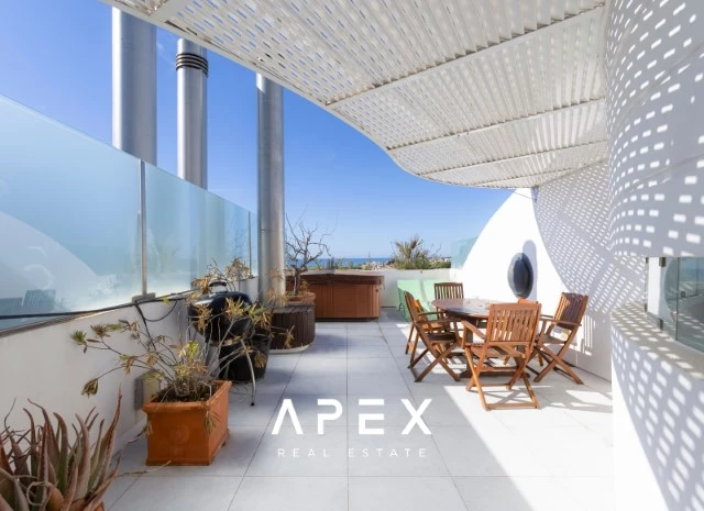 Two Bedroom Apartment with Hot Tub on the Roof | 200m walking distance to the beach