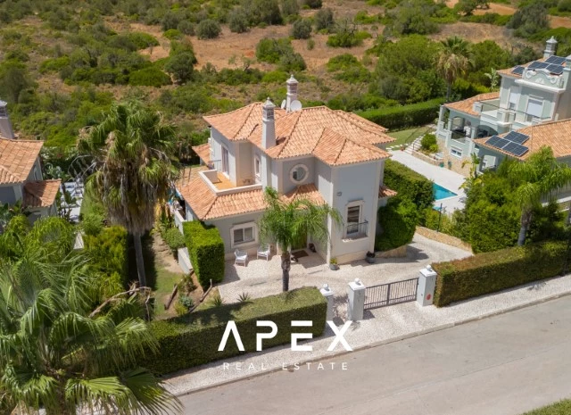 Luxurious Five -Bedroom Villa with Private Garden and Pool in The Crest Development,