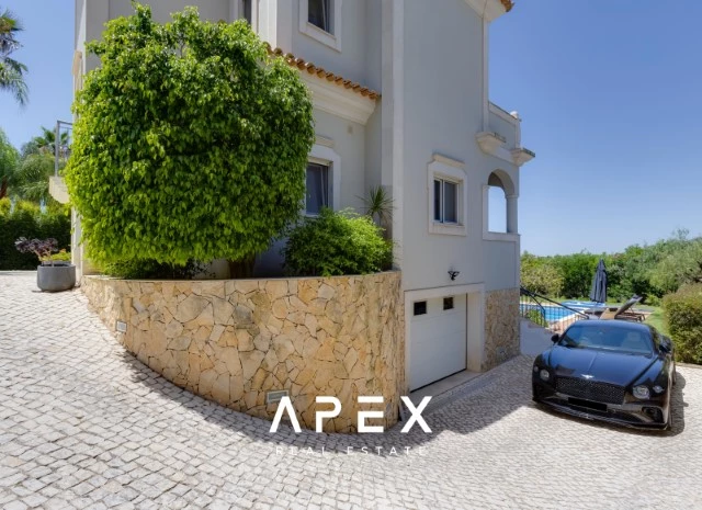 Luxurious Five -Bedroom Villa with Private Garden and Pool in The Crest Development,
