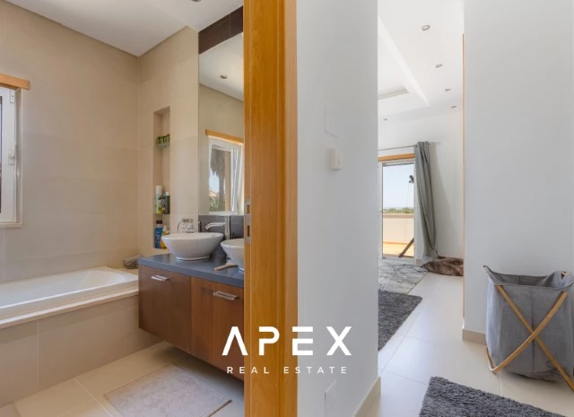 Luxurious Five -Bedroom Villa with Private Garden and Pool in The Crest Development,