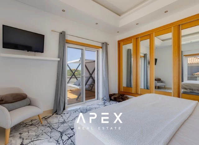 Luxurious Five -Bedroom Villa with Private Garden and Pool in The Crest Development,