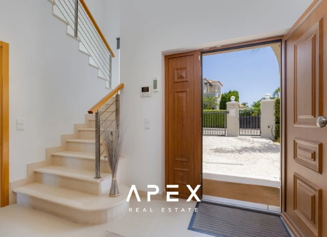 Luxurious Five -Bedroom Villa with Private Garden and Pool in The Crest Development,