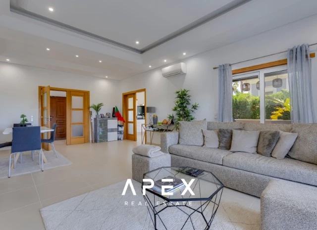 Luxurious Five -Bedroom Villa with Private Garden and Pool in The Crest Development,