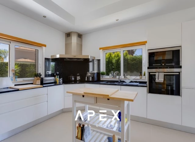 Luxurious Five -Bedroom Villa with Private Garden and Pool in The Crest Development,