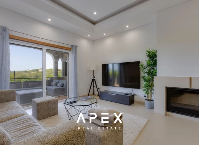 Luxurious Five -Bedroom Villa with Private Garden and Pool in The Crest Development,