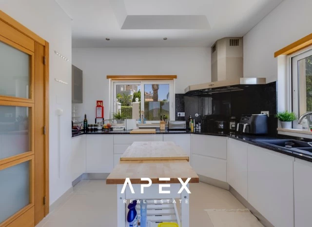 Luxurious Five -Bedroom Villa with Private Garden and Pool in The Crest Development,